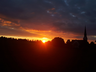 Eibenberger Kirche im Sonnenuntergang